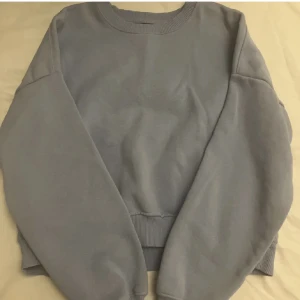 Sweatshirt  - Säljer denna blåa sweatshirten från lager 157. Storleken är xs/s men skulle mer säga att den är en xs. 