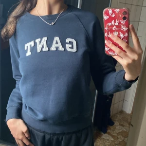 Gant tröja - Långärmad mörkblå tjocktröja från Gant. Storlek: S. 