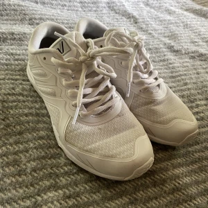 Cheerleading skor  - Cheerleading skor använda en säsong ungefär, lite fläckar men inget som igentligen stör. Storlek 37 från Varsity modellen Rise. Nypris ungefär 1000 kr 