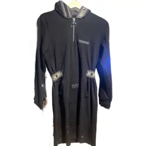 ÄKTA dior hoodie klänning, aldrig använd!! vill du ha bilder hur den ser ut på säg till, priset går också att diskutera!🤍