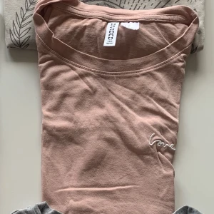 T-Shirt - Rosa T-Shirt XS: 10kr  Kan mötas upp Vid Köp av alla T-Shirts: 79kr Vid köp av alla kläder (Se profil) 249kr
