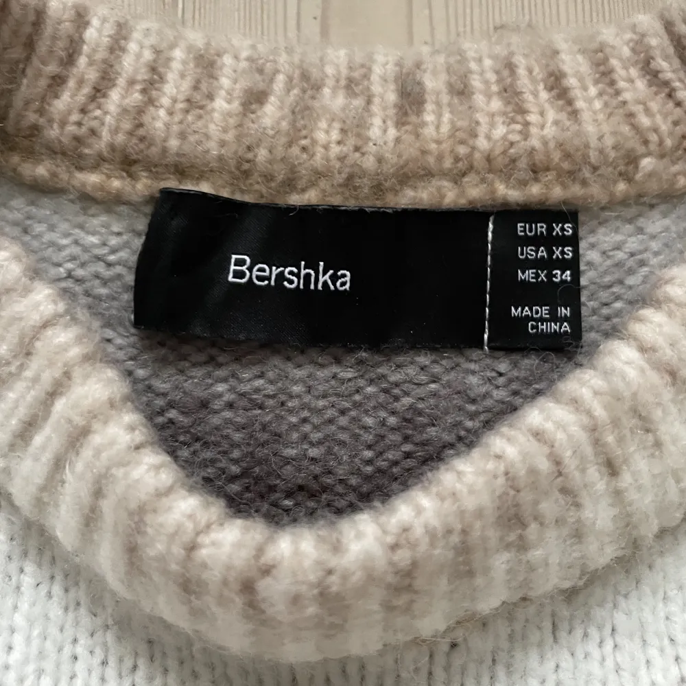 Ovanlig stickad tröja från Bershka köpt i Milano. Grymt skick! Otroligt skön🧶  Xs fits M. Stickat.