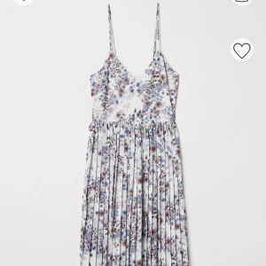 H&M Blommig Sommarklänning 🌸 - Fantastiskt snygg blommig klänning från H&M med snörning i ryggen. Når mig till mitten av vaderna så ej ner till fötterna. Jag är 162cm lång. Använd 2ggr. Fråga om man vill ha fler bilder.🌸