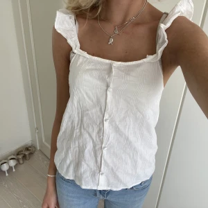 Topp - Såå söt topp från zaras barnavdelning, storlek 11-12 år men skulle säga att den sitter som en xs💕