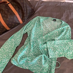Gina blus!  - Super fin grön färg och såå snugg till en svart kjol! Speciellt när man är brun! Liten i storlek så perfekt för typ M!