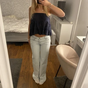 Blå jeans - Ljusblå jeans från mango i strl 36, fint skick, långa på mig som är 163-165 och därav lite defekter längst ner vid jeansen💕