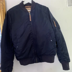 Alpha Industries bomberjacket - Väldigt bra skick i princip ny 