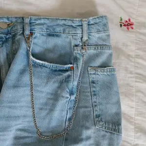 Kedja i fint skick som man kan hänga på sina jeans, går även att snvändas som halsband