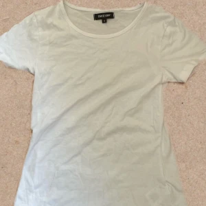 vit t-shirt - inga fläckar eller större täcken på användning jätte skön!