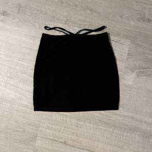 Säljer denna svarta kjol i strl S, passar även XS. Aldrig använd 