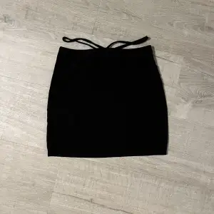 Säljer denna svarta kjol i strl S, passar även XS. Aldrig använd 