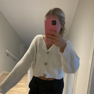 Stickad cardigan/kofta  - Vit stickad cardigan/kofta från Trendyol med tre knappar. Väldigt mjuk och skön och inte alls stickig. Säljer då jag inte använt den på länge 💓