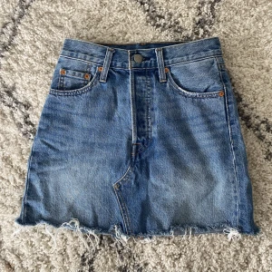 Levis jeanskjol  - Säljer min jeanskjol från Levis pga att den är för tajt i midjan på mig 💕💕