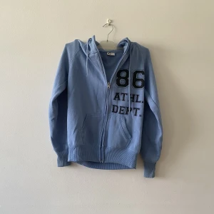 Blå hoodie med dragkedja - Mysig, mjuk • Y2k stil • grunge, punk ~baby blue aesthetic~ • passar XS-M ✨ bra stick ✨ Ställ gärna frågor eller för fler bilder! 💕 