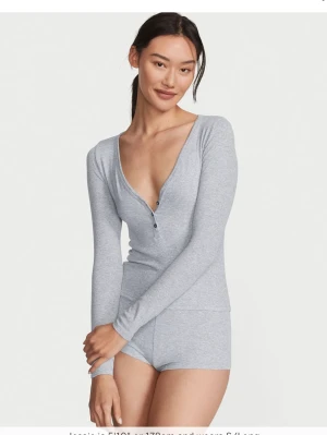 VictoriasSecret Pyjamas - Intressekoll! Vill kolla om någon är intresserad av min jättefina Victoriassectret pyjamas. Den är i nyskick och är endast testad en gång. Det är i storlek xs men är väldigt stretching så skulle kunna passa S. Materialet är jättemjukt och skönt🩷