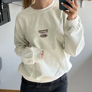 Sweatshirt  - Jätte snygg och skön beige sweatshirt från BDG Urban Outfitters😍. Köparen står för frakten💕💕