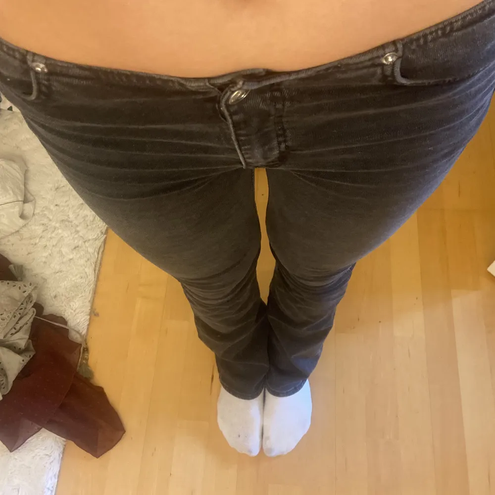 Säljer dessa populära lågmidjade jeans från hm utan midjekant! Dessa är grå/svarta🤗 buda gärna! . Jeans & Byxor.