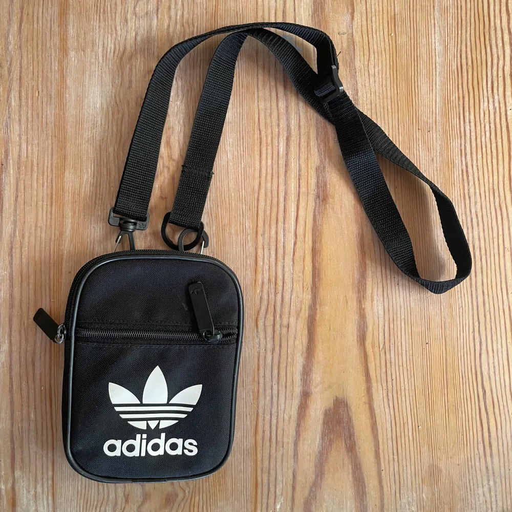 Adidasväska 30kr. Väskor.