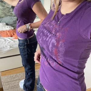 Graphic topp  - En lilla topp från Gina som var min mammas. Tajt passform, med ett mönster på framsidan. Hoppas du gillar den!❤️liknar lite ed Hardy toppar 