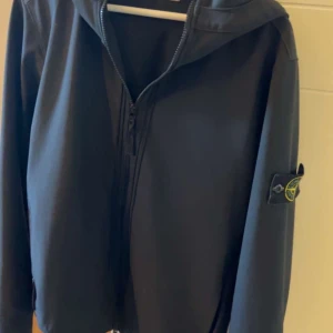 Stone Island soft shell - Säljer stone island jacka i väldigt bra skick inköpt på nk storlek: M