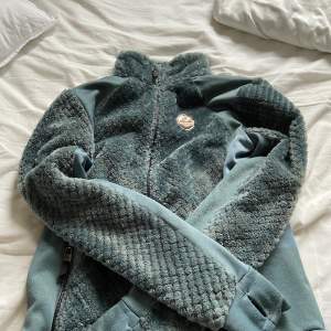säljer min jh collection tröja. den är varm och gisig och ha på vintern när det är kallt. den har två fickor där fram. original pris är ca 600.