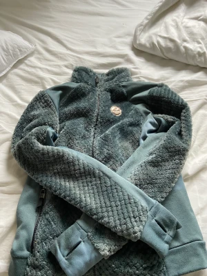 Jh collection varm gosig dragkedje långarmart  - säljer min jh collection tröja. den är varm och gisig och ha på vintern när det är kallt. den har två fickor där fram. original pris är ca 600.