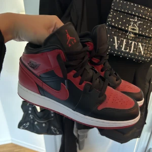 Jordans - Säljer nu mina jordans då dem inte kommer till användning, men dem är i mycket bra skick då dem knappt är använda! Storlek 39 men skulle nog passa en 38☺️ har även kvitto om man skulle vilja se de samt skickar skorna i tillhörande låda☺️