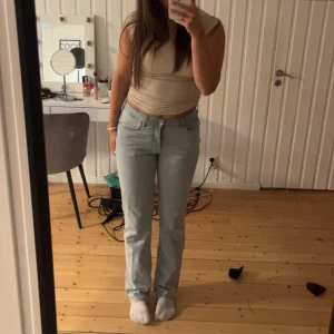 Jeans  - Ljusblåa jeans från bikbok! Köpt för 599 men säljer för 160!💘💘