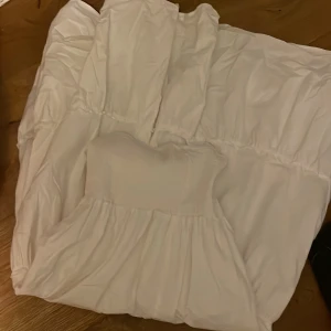Långkjol  - En vit långkjol nypris 599kr, inprincip oancänd🩷