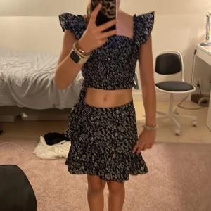 Kjol & tröja - En topp och en kjol med små blommor på inget är slitet o så💕