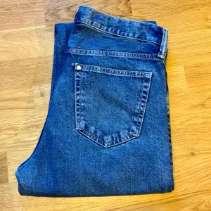 Säljer dessa mörkblå jeans i storleken 31/32. Mycket bra skick och endast använda ett fåtal gånger. Säljs även i ljusare blå och svart på min profil. Skickar gärna fler bilder och svarar på frågor. 