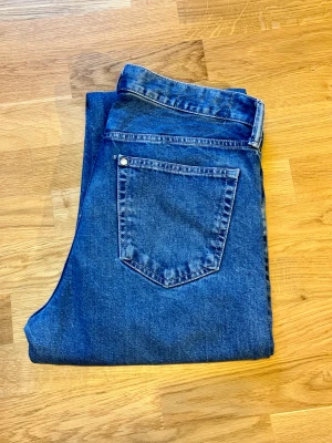 Jeans - Relaxed Fit - mörkblå - Säljer dessa mörkblå jeans i storleken 31/32. Mycket bra skick och endast använda ett fåtal gånger. Säljs även i ljusare blå och svart på min profil. Skickar gärna fler bilder och svarar på frågor. 