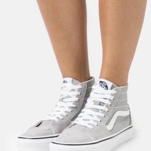 Gråa vans  - Höga gråa vans i bra skick!!