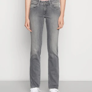 Grå Pepe Jeans  - De populära grå jeansen från Pepe Jeans. De är raka och lågmidjade. Jag beställde dessa i vintras men de har ej använts alls, därav säljer jag dem. I jättefint skick! 