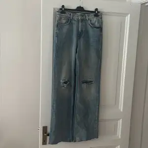 Ljusblåa zara jeans i storlek 38. Aldrig änvända