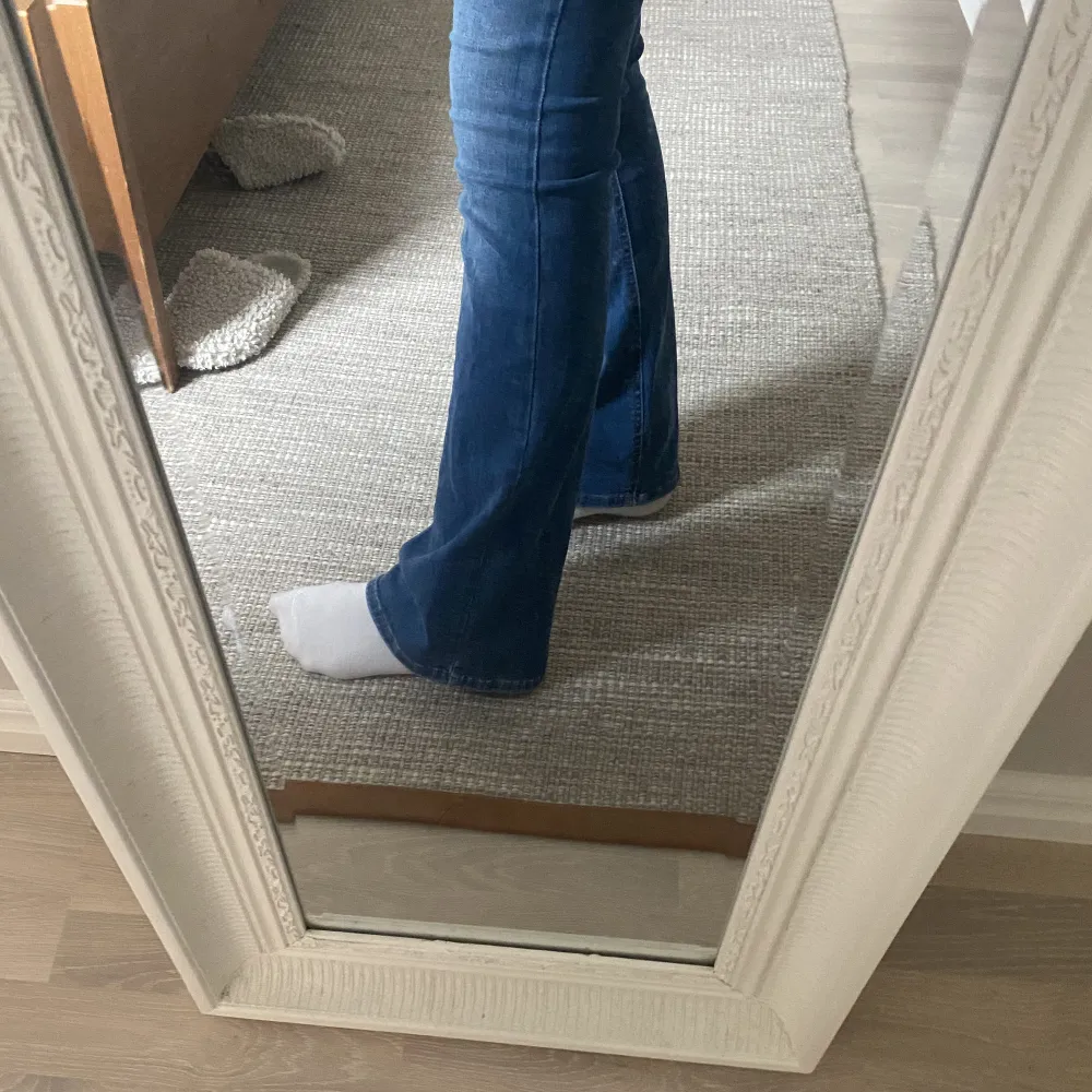 Säljer dessa blåa bootcut jeans från about you men märket är only, storleken är XS och längden är 32. Säljer då de inte kommer till användning längre.🩷 Priset är 200kr + frakt och jeansen har inga defekter! Skriv privat om du har några funderingar. Jeans & Byxor.