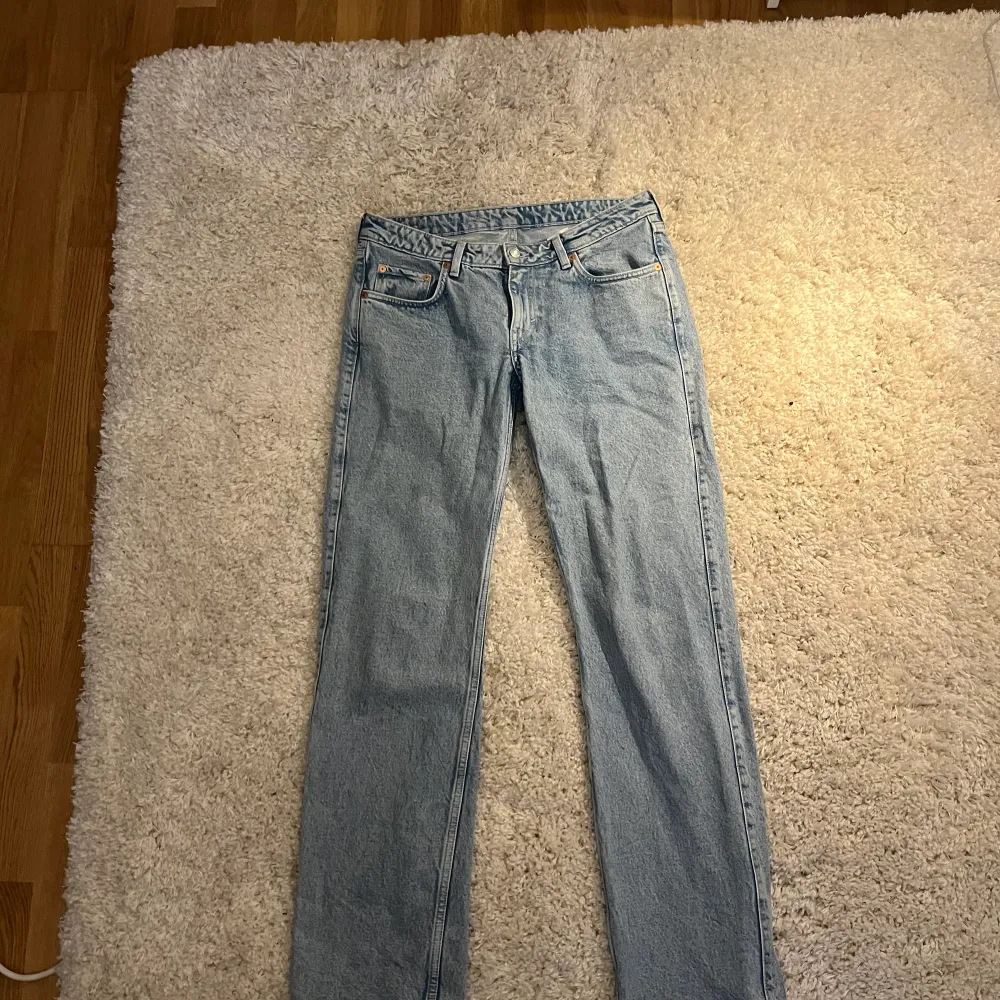 Säljer mina arrow jeans då de blivit på tok för stora för mig💘 Byxorna är använda max 5 gånger så de är som nya💖 Om nån har frågor eller vill ha fler bilder är det bara att skriva💕. Jeans & Byxor.