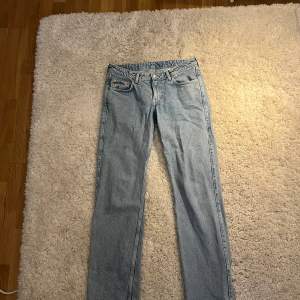 Säljer mina arrow jeans då de blivit på tok för stora för mig💘 Byxorna är använda max 5 gånger så de är som nya💖 Om nån har frågor eller vill ha fler bilder är det bara att skriva💕
