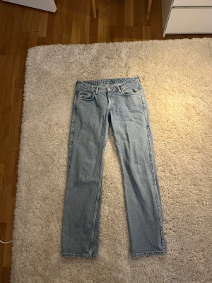 Weekday arrow jeans - Säljer mina arrow jeans då de blivit på tok för stora för mig💘 Byxorna är använda max 5 gånger så de är som nya💖 Om nån har frågor eller vill ha fler bilder är det bara att skriva💕