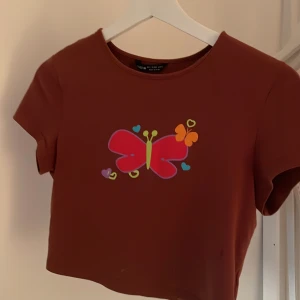 Brun tröja - Vanlig brun tröja med tryck, säljer för att den används aldrig längre men väldigt fin, väldigt bra skick, det är storlek L men är typ som en S!