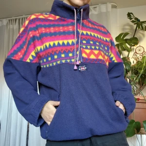 Lila vintage fleece - Cozy dusty-purple, vintage 80s fleece jacket with paterns. Drawstring in bottom and top  and zip-up at top. Perfect for the fall ✨️  See measurements in last photo. (Says M, but it's more like an L-XL