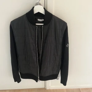 J.lindeberg cardigan - Tja! Säljer nu min j.lindeberg cardigan i storlek S (sitter som en större s). Cond: 9/10 förutom att den har ett hål i fickan som ej syns bilder kan fås. Pris: 1399