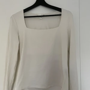 Vit topp - Vit topp från hm med fyrkantig urringning 