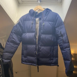 Vinterjacka  - Säljer min vinterjacka från eskimå down jacket då den ej kommer till användning längre❤️‍🔥 Den har en liten defekt på höger jackficka (se bild 3)  , samt att den är lite gul på insidan pga regn!!