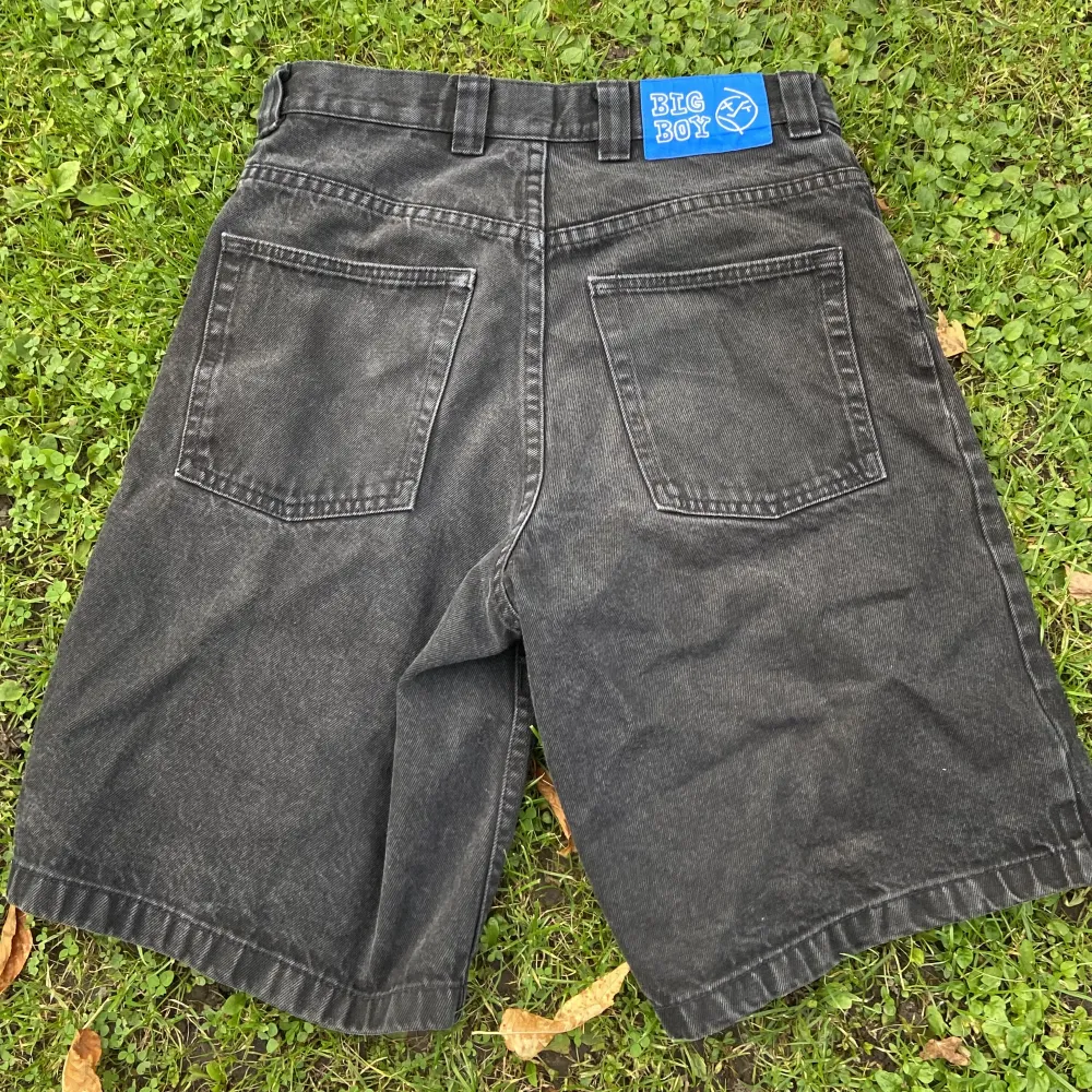 Big boy shorts i nyskick i färgen pitch black.  . Jeans & Byxor.
