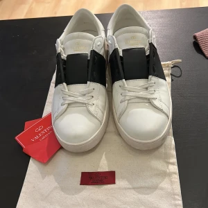 Valentino storlek 43  - Valentino skor i bra skick, bara använda  fåtal gånger, tar även byten!