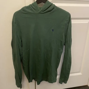 Huvtröja - Säljer en tunn hoddie, sparsamt använd. 