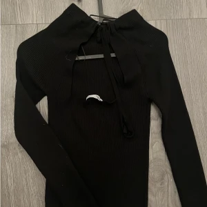 ZARA tröja 💕💕 - En super fin ribbad tröja som är öppen i ryggen, helt oandvänd. Bra o skriva för mer information 💗💗