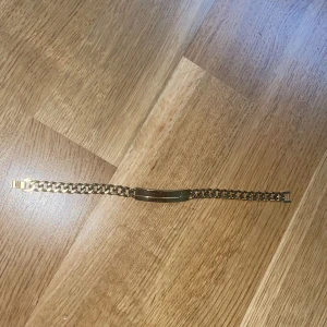 Armband - Ett guldplaterad armband doppad i äkta guld, kom aldrig till användning därför säljs.