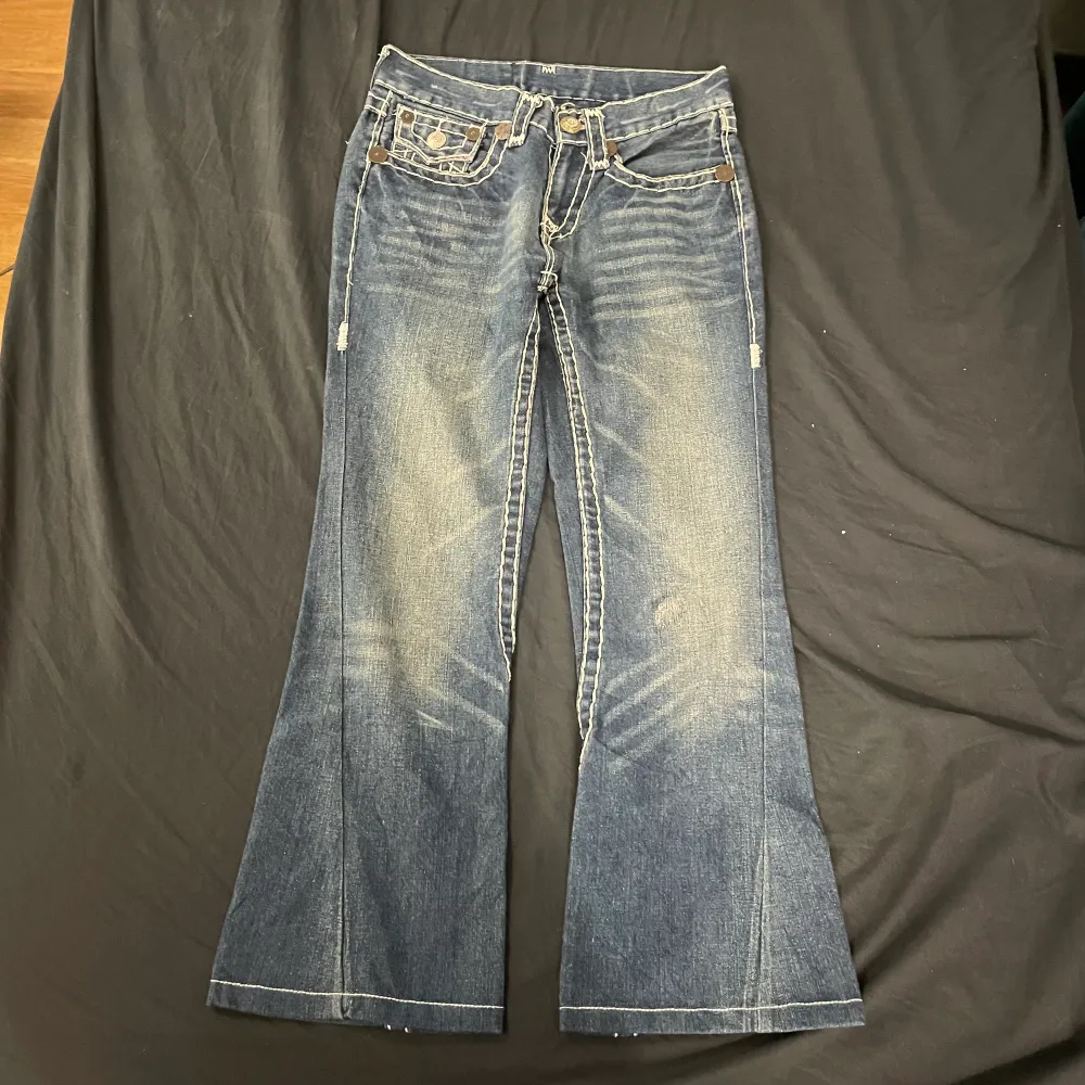Snygga true religion jeans som är köpte secondhand, lite stygn som har låtsnat. Storlek i w28: innerben: 70cm. Midja rakt över: 37cm. Hör av dig vid frågor . Jeans & Byxor.